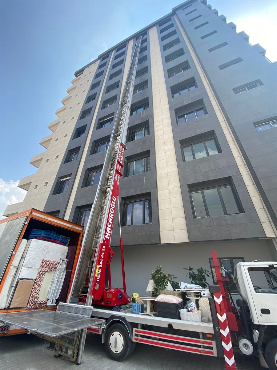 Asansörlü taşımacılık aracı binada çalışırken