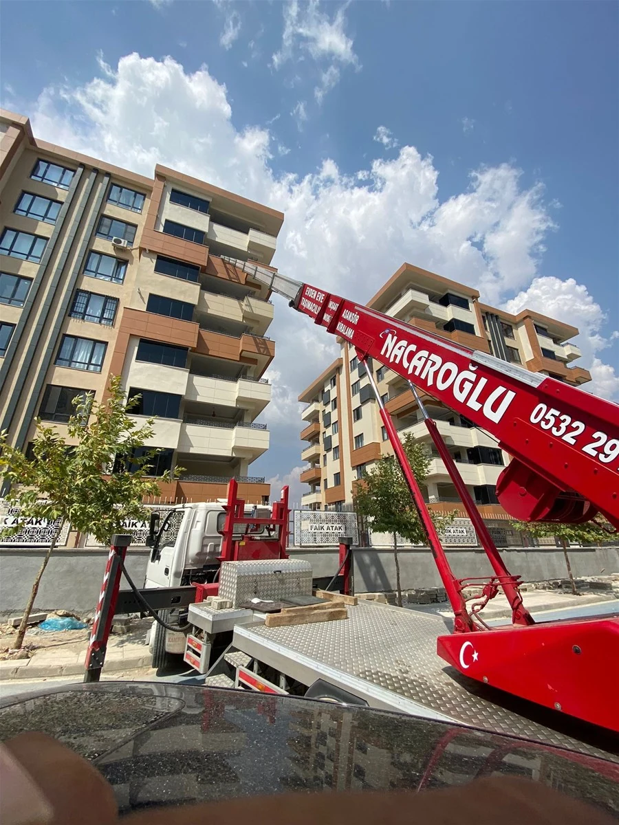 Nacaroğlu asansörlü taşımacılık aracı yüksek katta çalışırken