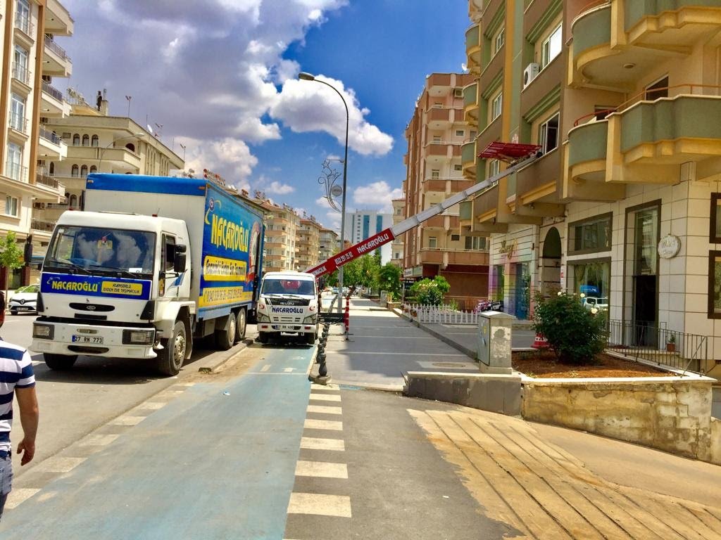 Gaziantep evden eve taşımacılık hizmetinde çalışan nakliyat aracımız ve taşıma asansörümüz