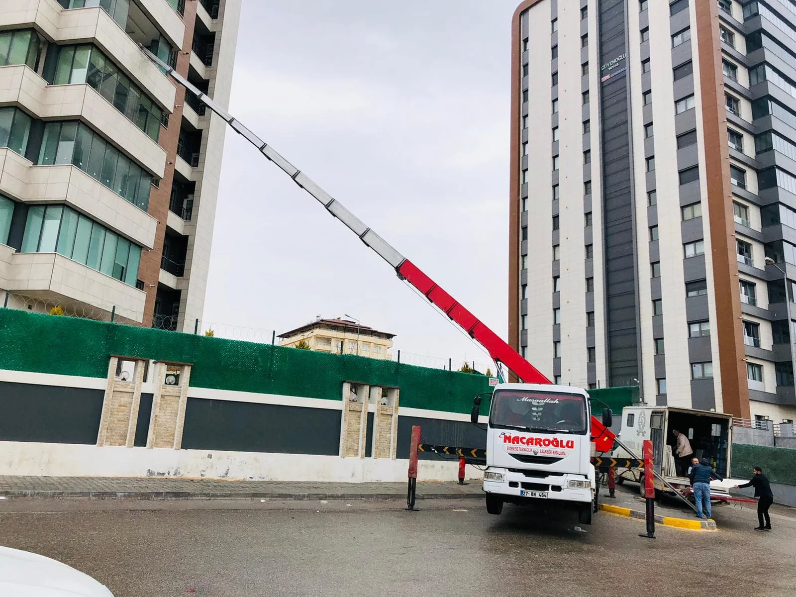 Gaziantep asansör kiralama hizmetinde binaya kurulmuş Nacaroğlu taşıma asansörü