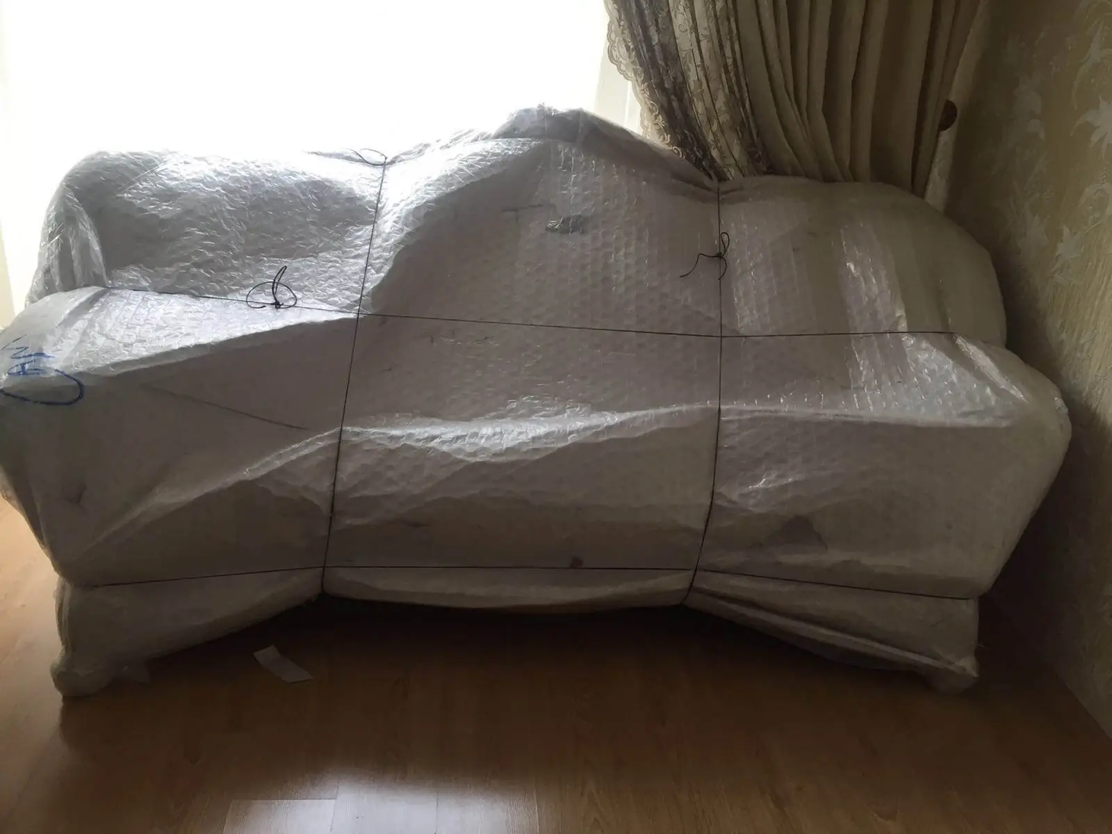 Mobilya teknikeri ile mobilya paketleme
